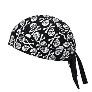 Dettaglio di un bandana da ciclismo traspirante con teschi bianchi e lacci di fissaggio