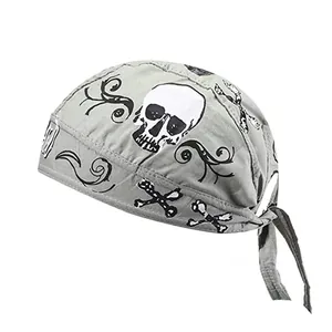Dettaglio di bandana grigia da pirata con stampa a teschio e chiusura con laccetti