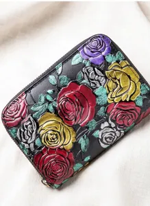 Détail d'un portefeuille en cuir de vachette véritable avec motif floral de rose en 3D