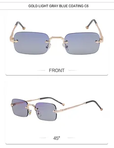Detalle de gafas de sol rectangulares sin montura C6 con patillas de metal dorado y azul