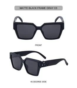 Mattschwarze eckige Sonnenbrille mit grauen Gläsern in der Front- und Seitenansicht