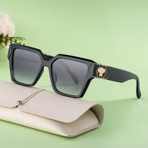 Herren Mode Sonnenbrille mit schwarzem Rahmen und beiger Falt-Lederetui im Set