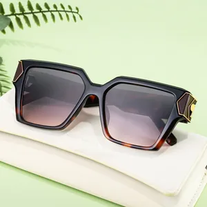 Modische quadratische Herren-Sonnenbrille mit goldenen Bügeln und Verlaufsgläsern