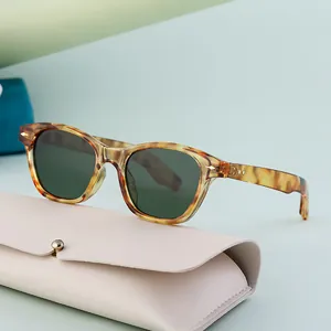 Retro tortoiseshell polarized cat eye sunglasses with green lenses and pink leather case