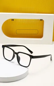 Detailansicht der schwarzen quadratischen Brille mit Gläsern der Serie J10007
