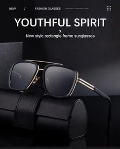Détail de lunettes de soleil carrées avec verres noirs et branches en métal doré