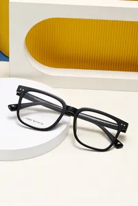 Nahaufnahme der schwarzen quadratischen Brille mit Modellnummer J10007 und Maßen