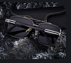 Gros plan de lunettes de soleil carrées noires avec double pont et étui en cuir