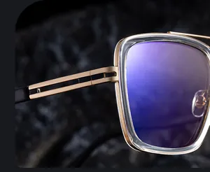 Détail de la monture carrée en métal doré avec double pont et verres anti-lumière bleue