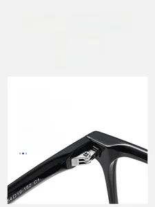 Details der robusten Metallscharniere und Spezifikationen der schwarzen Brille