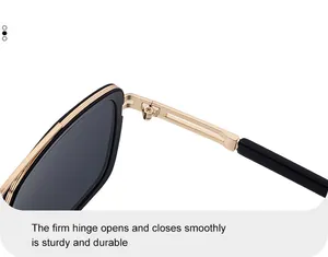 Détail de la charnière en métal doré robuste et de la branche de lunettes de soleil carrées