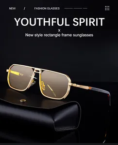 Primer plano de gafas de sol rectangulares doradas con lentes marrones en estuche de cuero