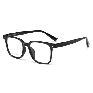 Moderne schwarze Vollrand-Brille in quadratischer Form mit eleganten Bügeln für Damen