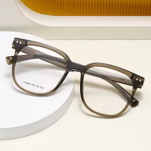 Elegante montatura quadrata marrone tè traslucida con rivetti in metallo argento