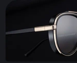 Detailaufnahme einer hochwertigen Flieger-Sonnenbrille für Herren in Schwarz und Gold