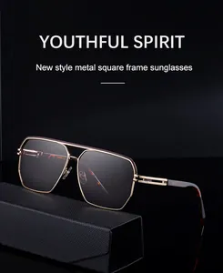 Detail einer quadratischen Gold-Metall-Sonnenbrille mit Verlaufsgläsern auf einem Etui
