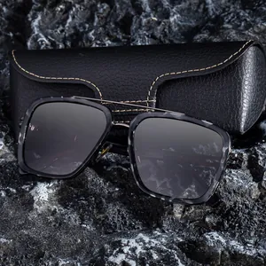 Lunettes de soleil aviateur carrées avec verres gris et étui en cuir noir
