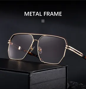 Detail der quadratischen Goldmetall-Sonnenbrille mit Doppelsteg und Schildpatt-Akzenten