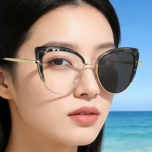 Gafas de ojo de gato fotocromáticas con montura dorada en un entorno de playa