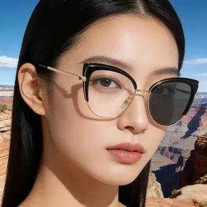 Primer plano de gafas de sol cat-eye fotocromáticas con montura negra y dorada