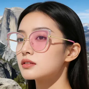 Primer plano de mujer con gafas de sol cat-eye rosas y montura metálica dorada de moda