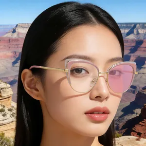 Gafas de ojo de gato con lentes rosas y marco dorado usadas por modelo en el desierto