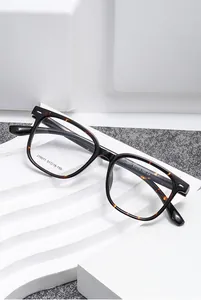 Vue détaillée de montures de lunettes en écaille foncée avec rivets et gravure de taille