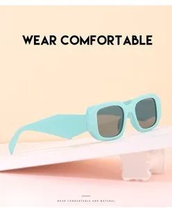 Gros plan de lunettes de soleil géométriques vert menthe avec monture large tendance