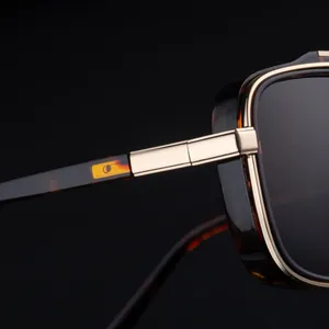 Vue macro des lunettes de soleil rétro avec monture écaille et charnières en métal doré
