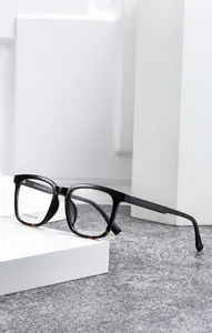 Détail de lunettes noires carrées avec texture écaille et numéro de modèle J10019
