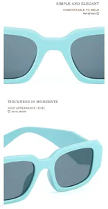 Détail de lunettes de soleil carrées bleu clair avec branches larges et verres gris
