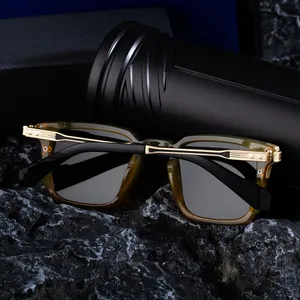 Gros plan de lunettes de soleil carrées vert olive avec verres polarisés sur fond pierre