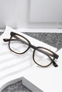 Détail de monture de lunettes vintage en écaille montrant les spécifications du modèle J10017