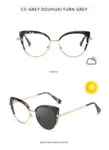 Detalle de gafas cat eye con montura de carey gris y metal dorado de moda elegante