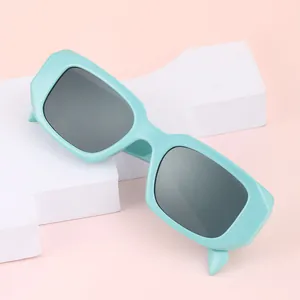 Lunettes de soleil rétro à monture épaisse vert menthe avec verres foncés sur marches