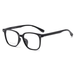 Lunettes noires monture carrée pour hommes avec un design optique minimaliste style 2025