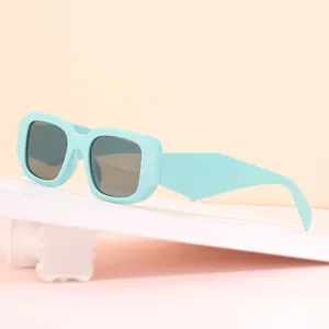 Lunettes de soleil carrées chic pour femmes en vert menthe avec verres gris foncé