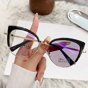 Detalle de gafas cat-eye negro y oro con lentes fotocromáticas y filtro de luz azul