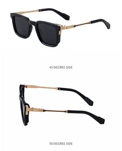 Vue latérale des lunettes de soleil carrées avec branches en métal doré et rayures fines