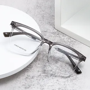 Monture de lunettes carrée tendance pour hommes avec dégradé gris sur un socle minimaliste