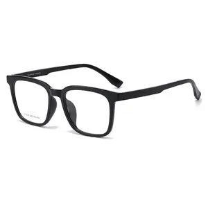 Monture de lunettes carrée noire classique vue de profil à un angle de 45 degrés