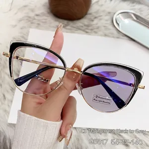 Detalle de gafas fotocromáticas ojo de gato con montura negra transparente y patillas doradas
