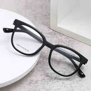 Monture de lunettes noire minimaliste J10017 sur un fond en pierre géométrique