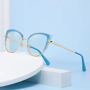 Gafas ojo de gato elegantes con lentes azulados sobre formas geométricas y fondo azulado