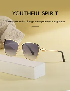 Gros plan sur des lunettes de soleil œil-de-chat avec verres dégradés violets et anneaux