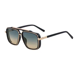 Lunettes de soleil carrées vintage avec monture noire, détails dorés et verres dégradés