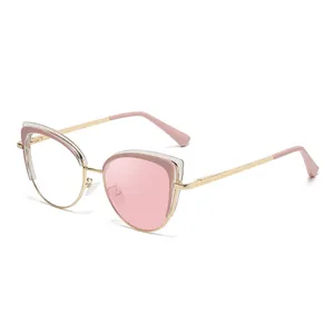 Gafas de sol cat-eye rosa con montura de metal dorado y patillas transparentes en capas