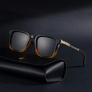 Lunettes de soleil polarisées carrées avec monture ambre et branches en métal doré