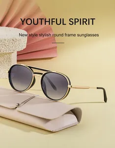 Détail des lunettes de soleil rétro à double pont avec leur étui en cuir crème