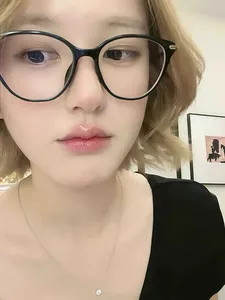 Close-up of lightweight black TR90 cat-eye glasses worn by a model for a retro look